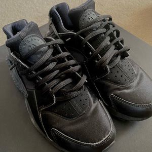 NIKE black huarache